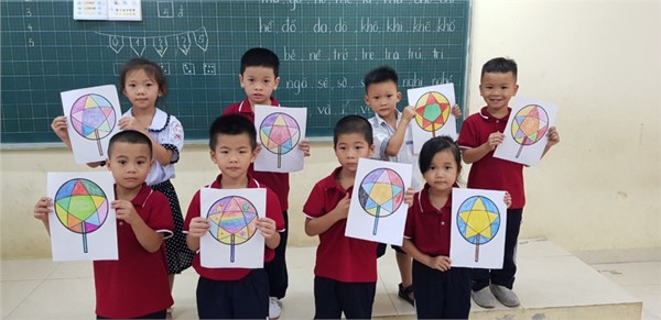 Học sinh lớp 1 trường Tiểu học Trung Mầu tích cực tham gia HĐTN tô màu, trang trí đèn lồng ông sao